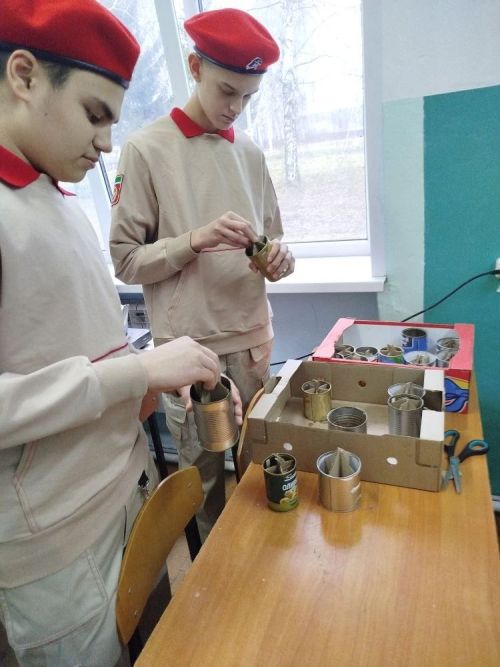 Школьники Татарстана мастерят свечи для фронтовиков своими руками