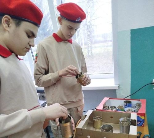 Школьники Татарстана мастерят свечи для фронтовиков своими руками