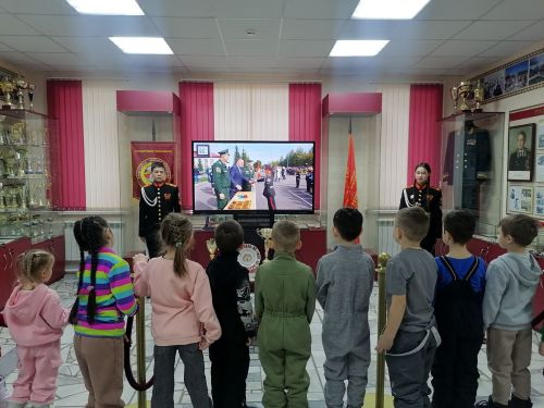 Тетюшские детсадовцы посетили Музей боевой Славы кадетской школы