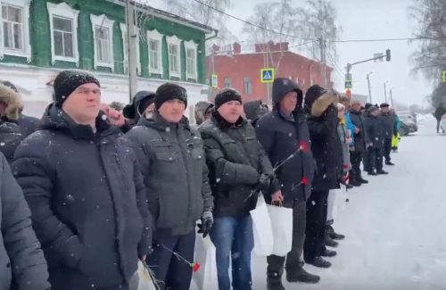 В Тетюшах проходит митинг «Афганистан – без права на забвение»