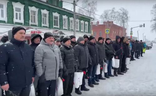 В Тетюшах проходит митинг «Афганистан – без права на забвение»