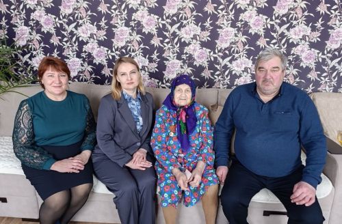 Труженице тыла из села Кильдюшева вручили памятную медаль к 80 летию Победы