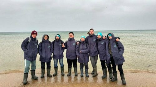 Татарстанские волонтеры очищают побережье Черного моря от мазута