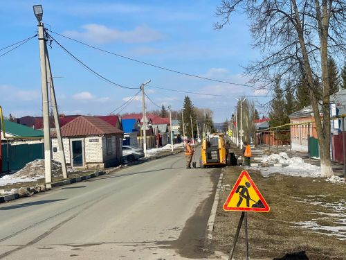 Уборка дорожного полотна от снега и грязи в Тетюших