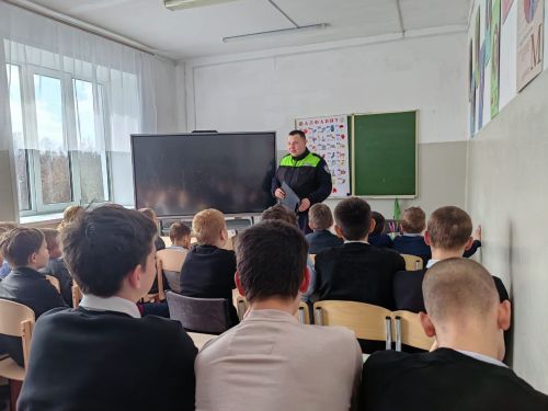 Профилактическая беседа инспектора ГИБДД со школьниками Нармонской школы о ПДД