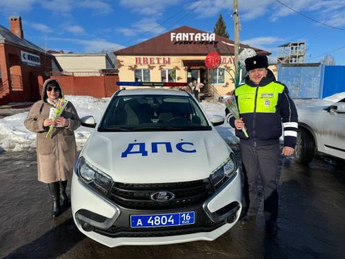 В Тетюшах инспекторы Госавтоинспекции ни с жезлом в руке, а с цветами