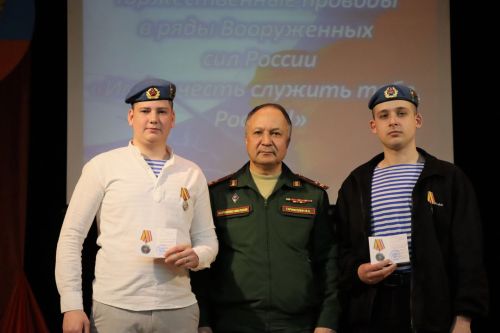 В Тетюшах прошла торжественная церемония проводов в армию