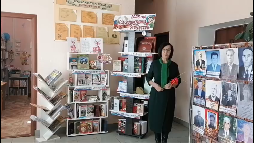 Читатель Большетурминской библиотеки читает стихи о войне