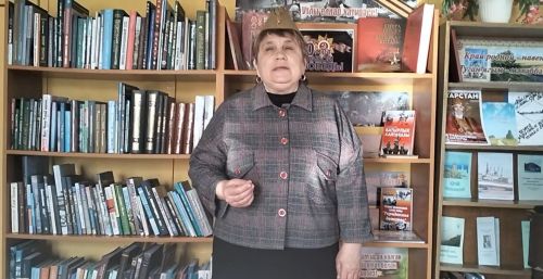 Библиотекарь Байрашевской библиотеки читает стихи о войне