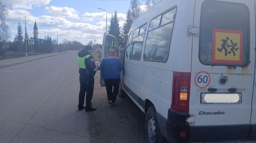 Госавтоинспекторы Тетюшского района проверяют автобусы и водителей