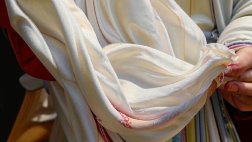В старину, 9 апреля, женщины отбеливали холсты