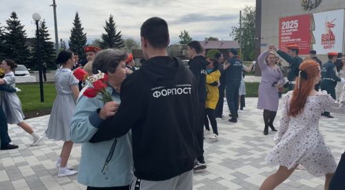 Фопостовцы станцевали вальс Победы