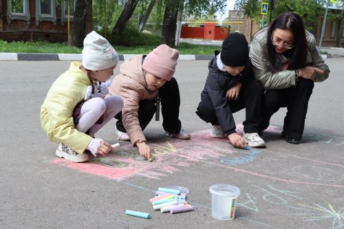 В Тетюшах прошел конкурс детского рисунка на асфальте «Победа глазами детей