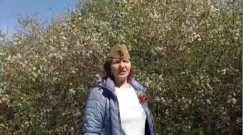 Читатель Лаптевской библиотеки исполняет стихи о войне