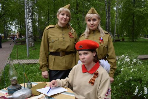 День Победы в Тетюшах: расписались на «рейхстаге» и создали голубей мира