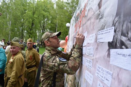 День Победы в Тетюшах: расписались на «рейхстаге» и создали голубей мира