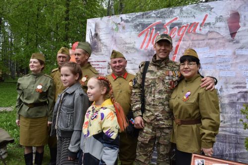 День Победы в Тетюшах: расписались на «рейхстаге» и создали голубей мира