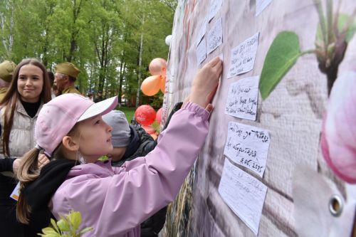 День Победы в Тетюшах: расписались на «рейхстаге» и создали голубей мира