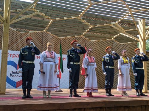 Жители Тетюш отмечают День России
