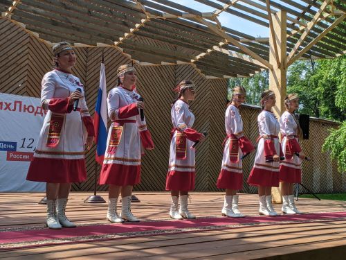 Жители Тетюш отмечают День России