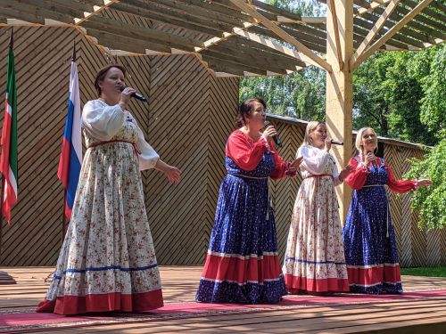 Жители Тетюш отмечают День России