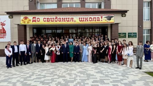 Торжественная церемония вручения аттестатов выпускникам 2025 года прошел в районном Доме культуры