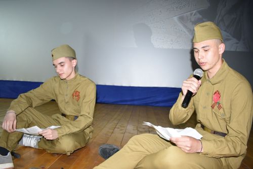 На экране  – кадры военной хроники