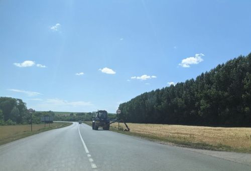 В Тетюшском районе проводится покос придорожной травы и травы на обочинах