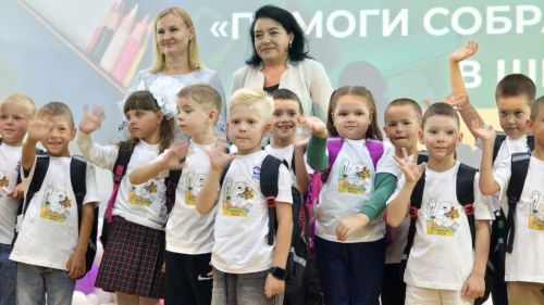 Тәтеш районында укучылар «Мәктәпкә җыенырга ярдәм ит» акциясе кысаларында портфельләр алдылар