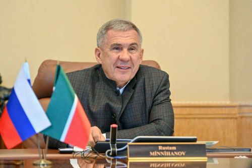 Минниханов поздравил татарстанцев с Днём республики
