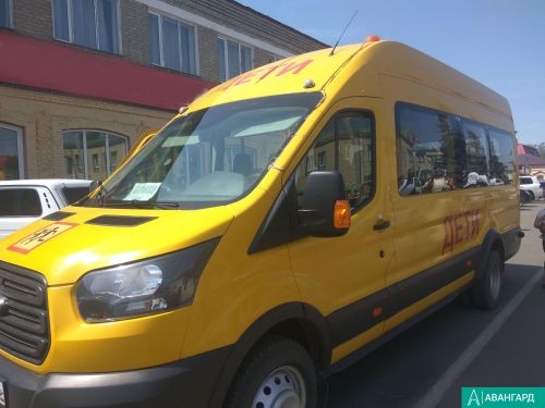Рустам Минниханов вручил ключи от 57 новых школьных автобусов районам Татарстана