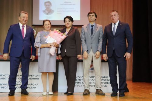 Педагоглар “Мәга­риф­тәге каза­­ныш­лар өчен” күк­рәк билгесе белән бүләкләнделәр
