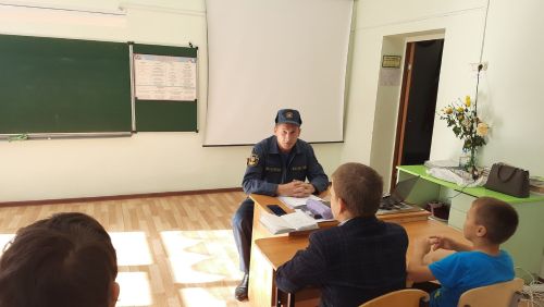Начальник противопожарной службы провел беседу по пожарной безопасности в Большешемякинской школе