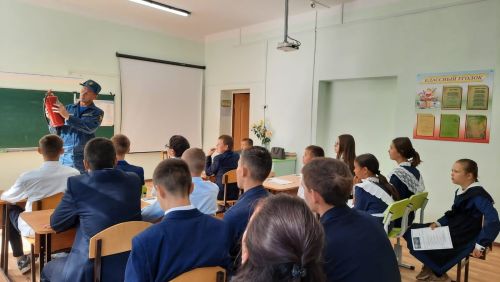 Начальник противопожарной службы провел беседу по пожарной безопасности в Большешемякинской школе