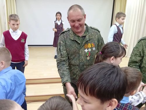 Бойцы инженерно-саперной роты встретились со школьниками