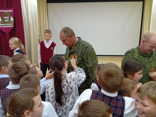 Бойцы инженерно-саперной роты встретились со школьниками