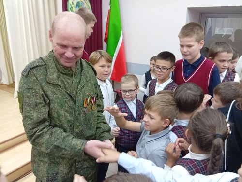 Бойцы инженерно-саперной роты встретились со школьниками