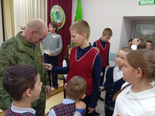 Бойцы инженерно-саперной роты встретились со школьниками