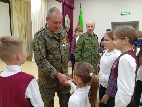 Бойцы инженерно-саперной роты встретились со школьниками
