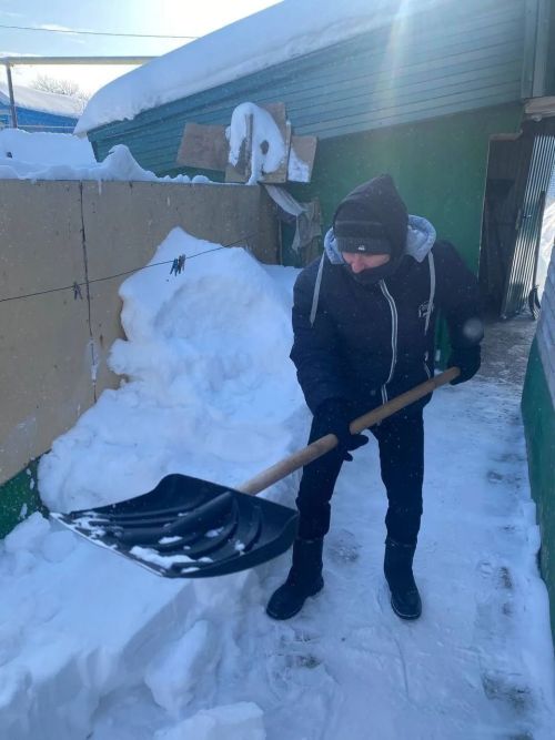 В Тетюшах студенты помогли пожилым жителям с уборкой снега