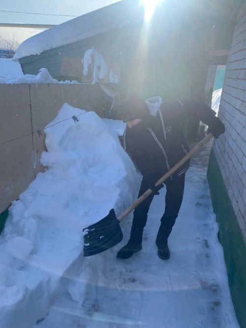 В Тетюшах студенты помогли пожилым жителям с уборкой снега