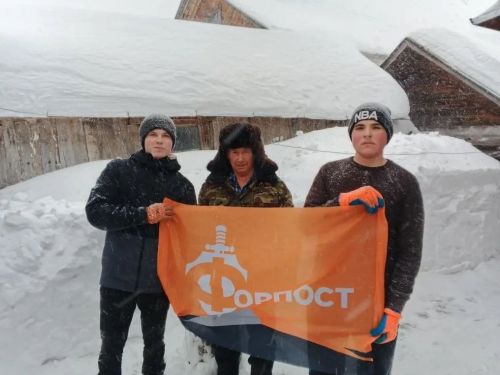 Активисты Тетюш помогают пожилым расчищать снег