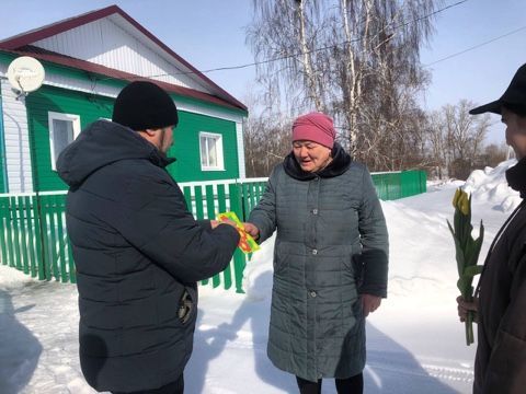 Активисты Центра «Форпост» поздравили ветеранов педагогики накануне 8 марта