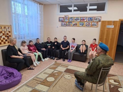 «Письма школьников — большое подспорье»: ветеран ВДВ встретился с детьми в лагере «Ласточка»
