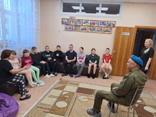 «Письма школьников — большое подспорье»: ветеран ВДВ встретился с детьми в лагере «Ласточка»