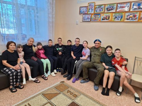 «Письма школьников — большое подспорье»: ветеран ВДВ встретился с детьми в лагере «Ласточка»