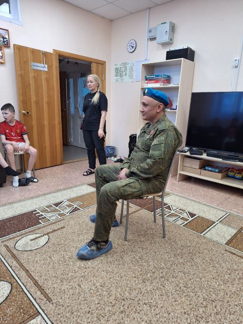 «Письма школьников — большое подспорье»: ветеран ВДВ встретился с детьми в лагере «Ласточка»