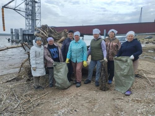 «Чистый берег»: жители Тетюш очистили берег Волги