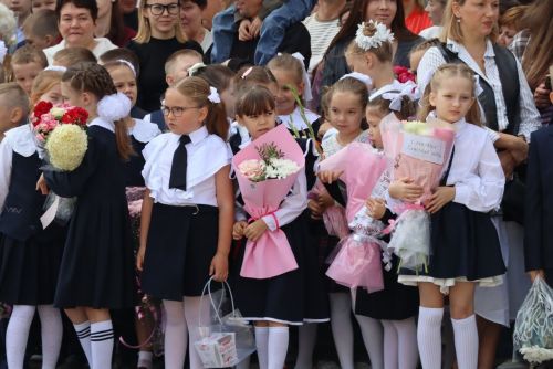 Первоклассникам вручили самолетики