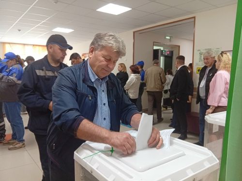 Житель Тетюш пришёл голосовать с супругой к открытию участка